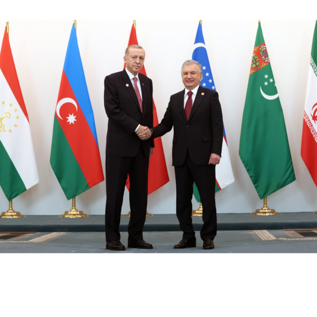 Семейное фото лидеров перед саммитом в Ташкенте: президент Узбекистана Мирзиёев приветствует президента Эрдогана.